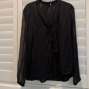 Elle Tahari  100% silk top  in black  (medium ) excellent condition.